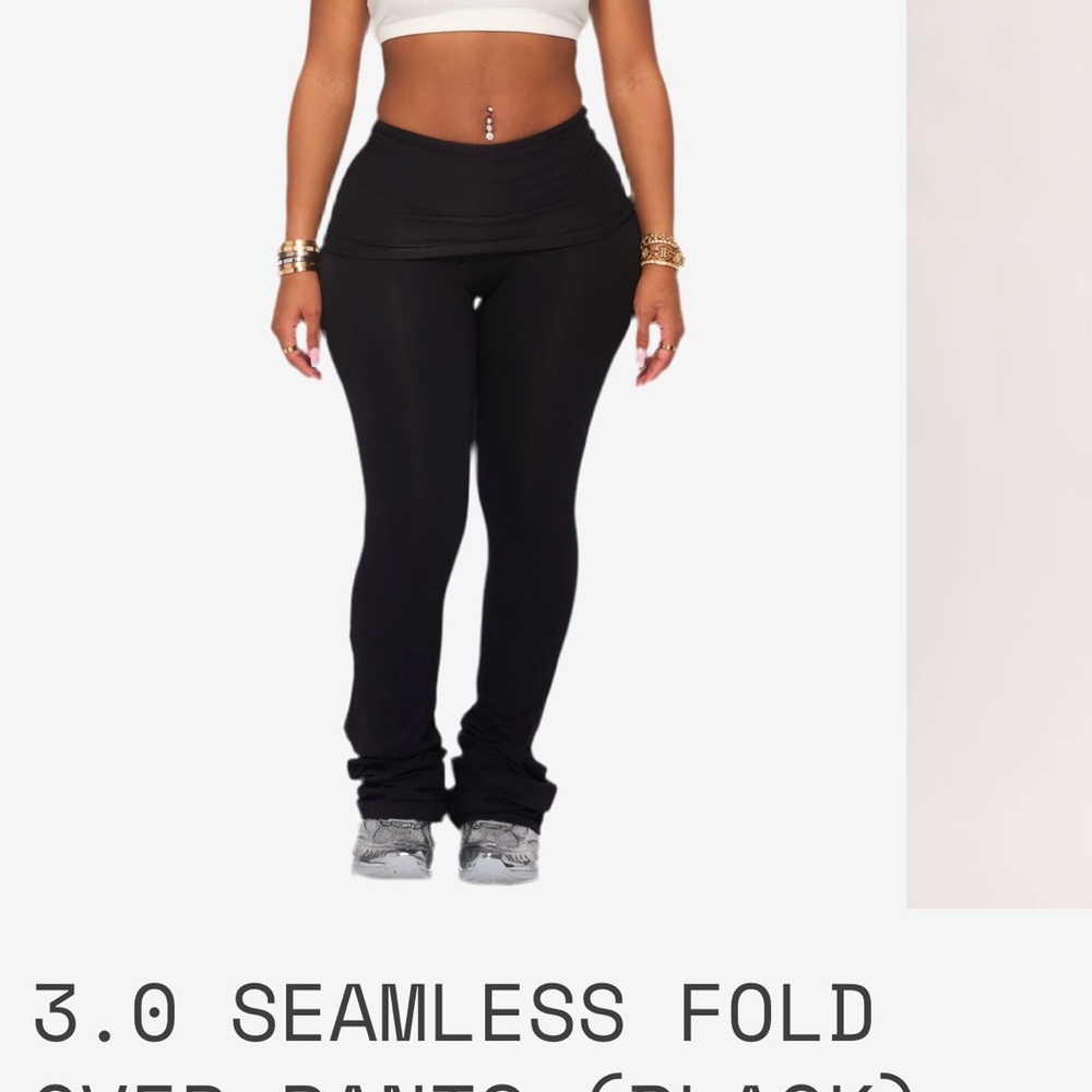 SEARCHING FOR SIZE MEDIUM IN BLACK OR PINK!!